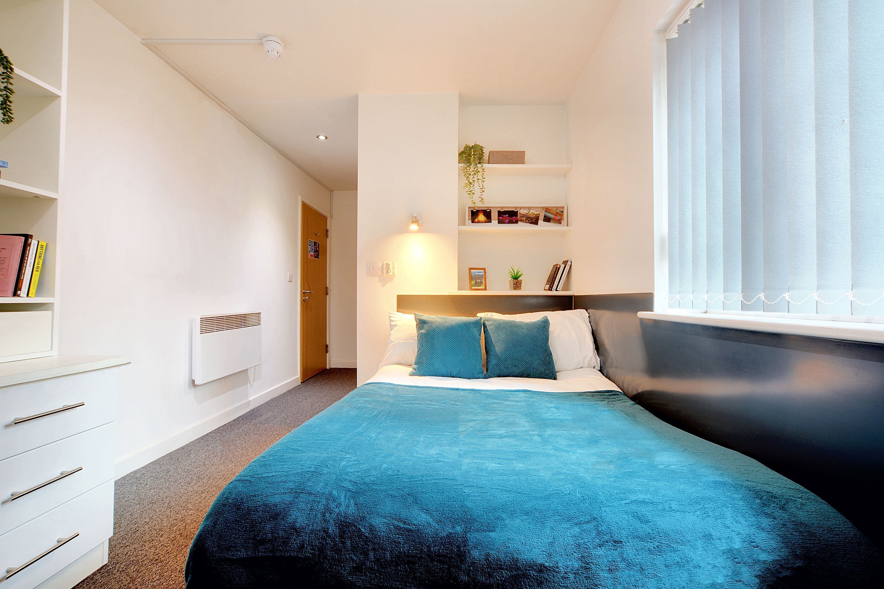 5 Bed Bronze - room